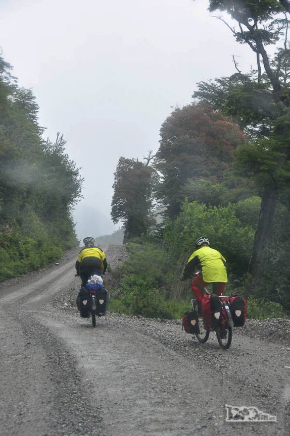 Ciclistas enfrentam a chuva ba Carretera Austral, no sul do Chile